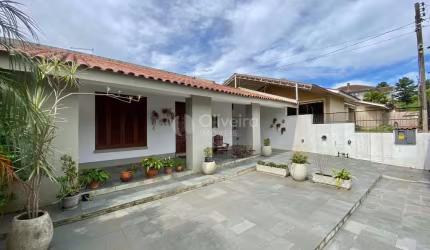 Casa semimobiliada com 03 dormitórios, sendo um suíte no bairro Camobi!