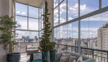 Duplex Altíssimo padrão, com quadra de tênis.