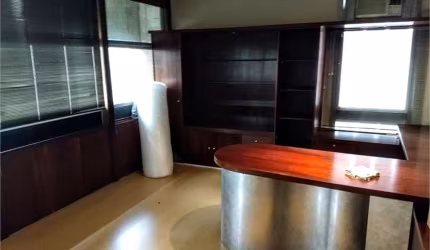 Conjunto comercial próximo à Av. Paulista