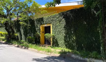 Excelente residência com 349m² em rua arborizada e muito cobiçada na região do Morumbi.
