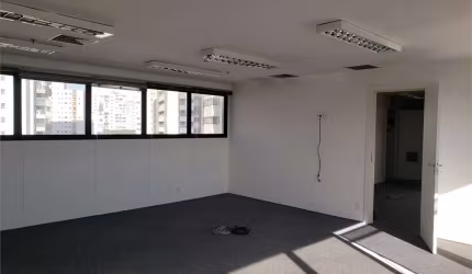Sala Comercial na Barra Funda em frente ao  Memorial America Latina