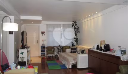 Linda casa de condomínio com portaria e segurança 24 horas.