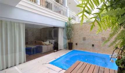 Moema - Casa Em Condomínio Fechado Com Piscina - Três Vagas Na Garagem