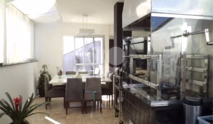 Surpreenda-se com esta Cobertura Reformada, Ensolarada e Diferenciada. Ambientes exclusivos!