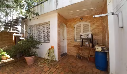 Lindo sobrado com 03 dormitorios e 04 vagas.