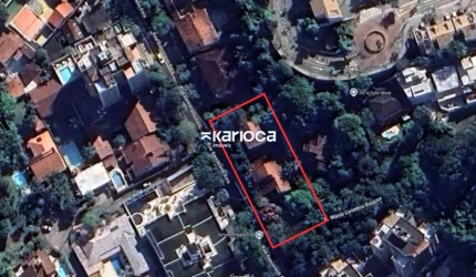 Casa com 800m² em terreno de 1200m² em região central da Freguesia.