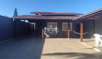 Casa à venda com 03 dormitórios, a 500m da praia ( aceita financiamento bancário ) em Martin de Sá,