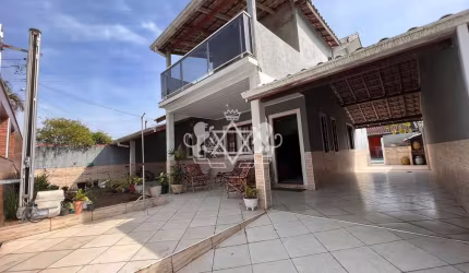 Casa à Venda c/04 dormitórios , 2 Suítes, sendo 01 c/ banheira e Área Total de 360m² em Pontal de S