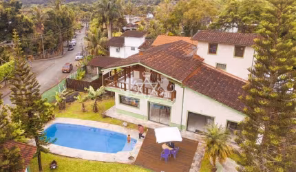 Oportunidade única de ter uma Chácara lindíssima com 05 dormitórios, com piscina e próximo a Cachoe