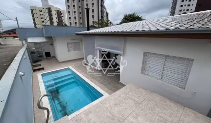Casa com piscina a 50 mts da praia Martim de Sá