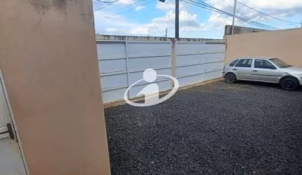 Casa com 2 quartos para alugar no Jardim Ipanema I, Uberlândia  por R$ 980