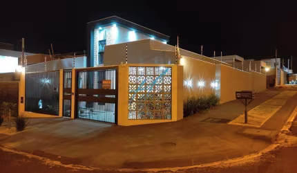 Casa à venda em Maringá, Jardim Campos, com 3 quartos, com 193 m²