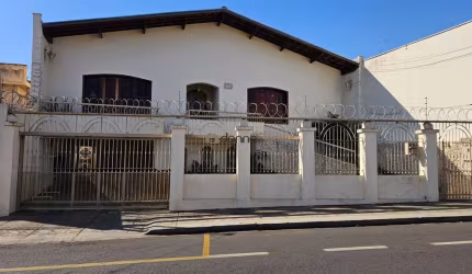 Casa à venda em ótima localização no Abadia, com 3 salas amplas, 3 quartos sendo duas suítes, roupeiro, planejado com madeira, piscina aquecida Uberaba - MG
