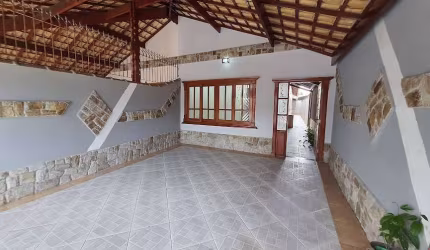 LINDA Casa TÉRREA com 3 Dormitórios Àrea de churrascos Fino acabamento no ótimo bairro Maracanã em Praia Grande - SP
