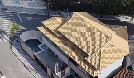 Lindo sobrado de 3 Dormitórios no centro do Caiçara a 100 mts do mar em Praia Grande