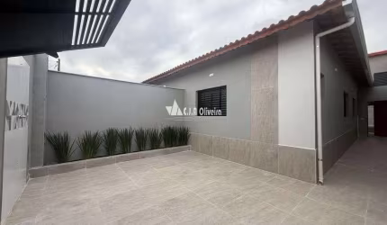 Casa nova com piscina apenas 800 metros do mar na cidade de Mongaguá  
