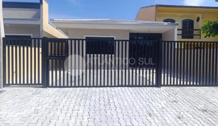 Casa à venda com piscina, 150 metros do mar em  CANOAS, PONTAL DO PARANA - PR