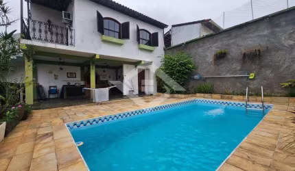 Casa à Venda na Taquara com 3 Quartos: Opção de Moradia e Negócios