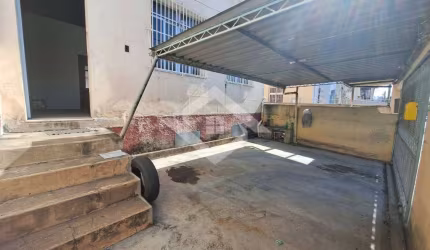Casa de Frente de Rua próximo ao Clube dos Sargentos de Cascadura