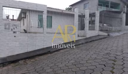 Casa à venda com 03 dormitórios e terreno com 360m², São José /SC