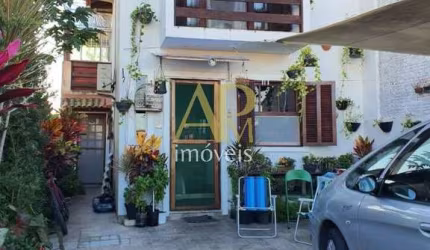 Sobrado a Venda com 3 dormitórios + home office na Barra do Aririu/ Palhoça