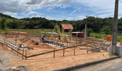 Sobrado em construção à venda na Nova São José: 2 suítes, passagem e SPA