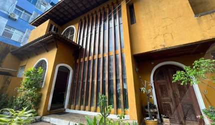 Casa com 4 suítes e piscina na Federação para venda rua pública