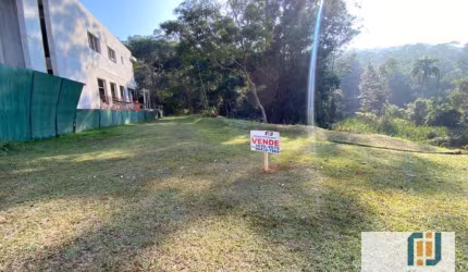 Lote plano com fundo para a mata no Residencial Alphasitio