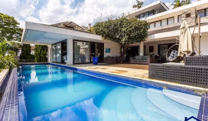 Belissima Casa de Condominio Para Venda e Locacao de 796m², 5 Suites, Vista Panoramica e 4 Vagas No Res. 8, Alphaville Sp