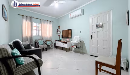 Linda casa reformada a venda no Canto do Forte