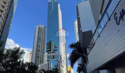 Apartamento em Balneário Camboriú na Quadra Mar da Barra Norte, Edifício Skyline Tower, com 151m2, 4 suítes, 2 vagas de garagem