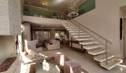 CASA EM CONDOMÍNIO COM 3 DORMITÓRIOS, SENDO 1 SUÍTE, 3 BANHEIROS, 2 VAGAS