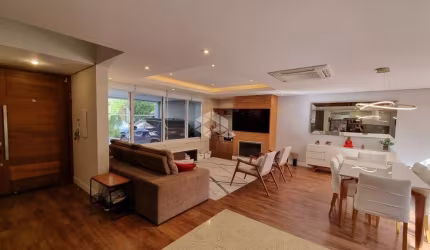 Impecável casa em condomínio, com três suítes e três vagas