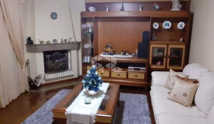 Casa com 4 quartos e 4 vaags de garagem no Bairro Jerdim Planalto