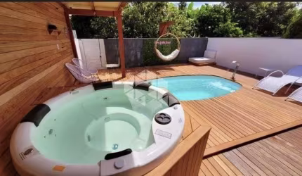 Casa com 4 dorm, com piscina  poucos metros da praia de Jurere