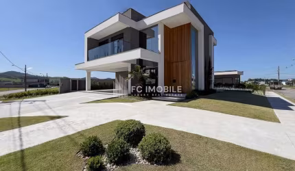 Casa nova e moderna com piscina, à venda no condomínio Caledônia - Camboriú