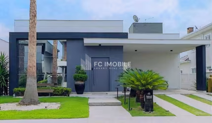 Casa térrea com 250 m² privativos, 1 suíte + 2 Demi-Suítes, disponível  para locação no Condomínio clube Caledônia em Camboriú/SC
