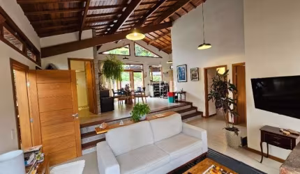 Casa rústica e Moderna ao mesmo tempo em condomínio dentro da cidade