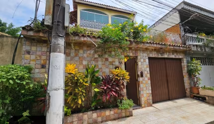 Ampla Casa de 3 Pavimentos – 208m² de área construída em Cosmorama, Mesquita