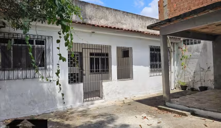 Casa com Quintal em Excelente Localização, próximo ao Centro de Nova Iguaçu