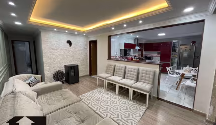 Casa com excelente acabamento em condomínio Fechado