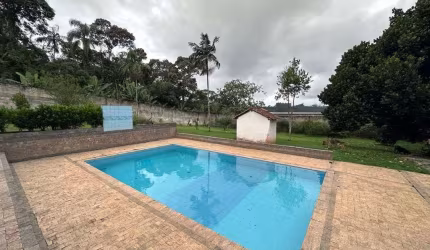 Linda chácara com 6 dormitórios e área de lazer em Embu Mirim