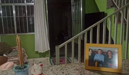 Sobrado à venda no bairro Aliança em Osasco com 3 dormitórios e churrasqueira.