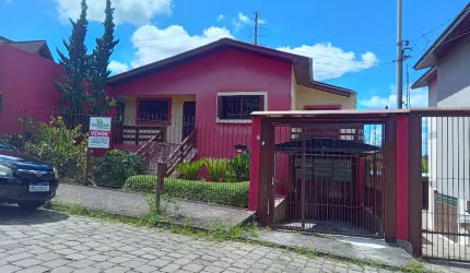 Ótima casa com duas moradias