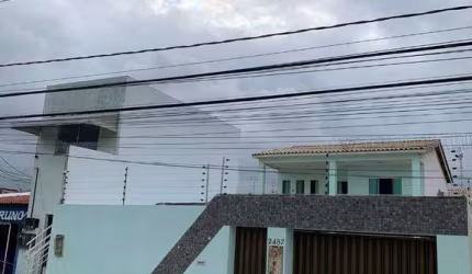 Casa com piscina à venda na Coroa do Meio. 3 suítes. 2 salas locadas.