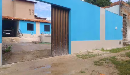 Casa à venda nos 03 porquinhos, Robalo. com piscina, dois pavimentos com 1 Quarto e 2 banheiros.