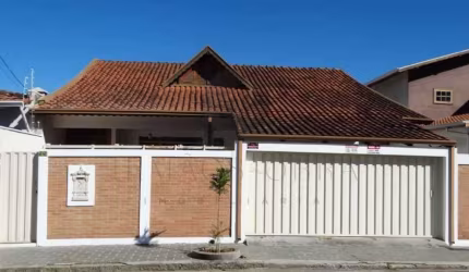 Casa com 3 quartos à venda na Avenida Doutor Rômulo Cardillo, 115, João Pinheiro, Poços de Caldas, 240 m2 por R$ 899.000