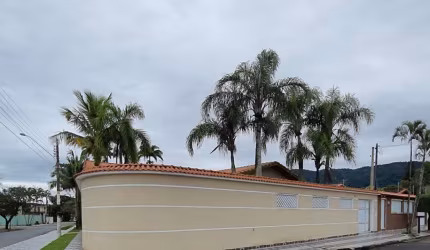 Linda casa, bem localizada de esquina perto da praia