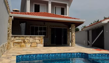 Oportunidade, casa alto padrão perto da praia