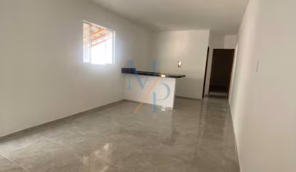 Linda casa com 6 vagas de garagem, dois quarto e uma suíte - Jardim Mariana II